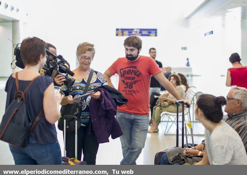 GALERÍA DE FOTOS -- Primer vuelo comercial en el aeropuerto de Castellón