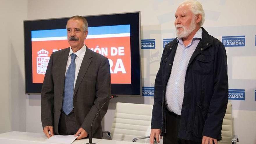 José Luis Bermúdez (i) y Félix Marbán presentan los detalles de la audiencia con el Papa.