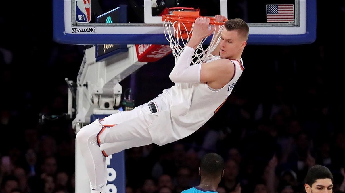 aguasch40856727 new york  ny   november 07  kristaps porzingis  6 of the new171110164424