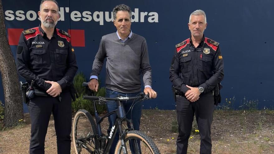 Los agentes de los Mossos y Miguel Induráin con su bici recuperada