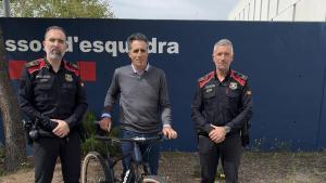 Los agentes de los Mossos y Miguel Induráin con su bici recuperada