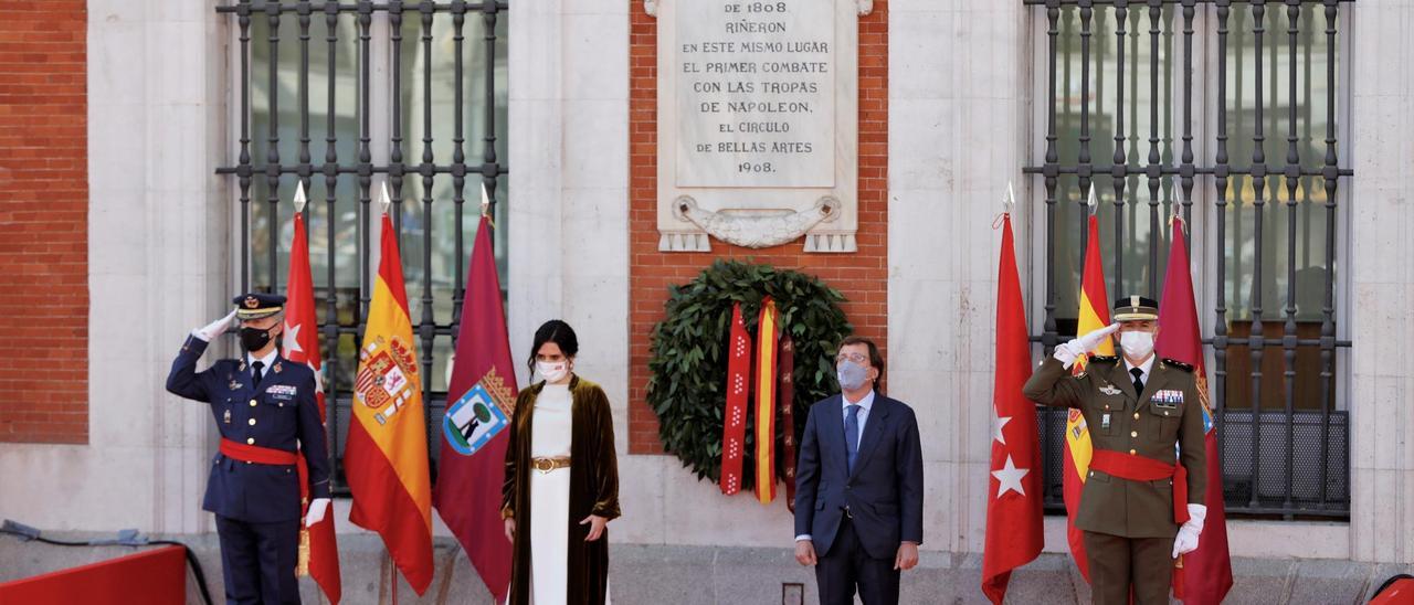 Isabel Díaz Ayuso y José Luis Martínez- Almeida en el acto por el 2 de Mayo.