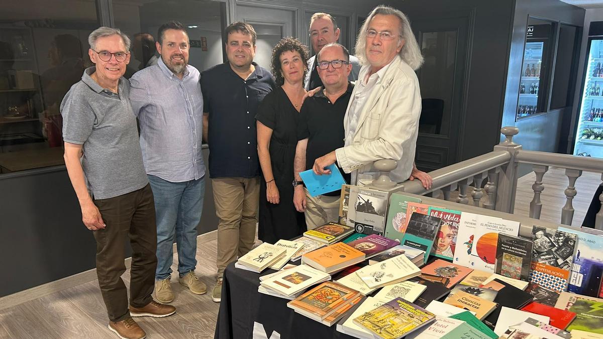 Por la izquierda, los integrantes de la Fundación “Aula de las Metáforas”, Manuel García Rubio, Diego García, Gustavo Adolfo Fernández, Covadonga Santianes, José Luis Trabanco, Leopoldo Sánchez y Fernando Beltrán.