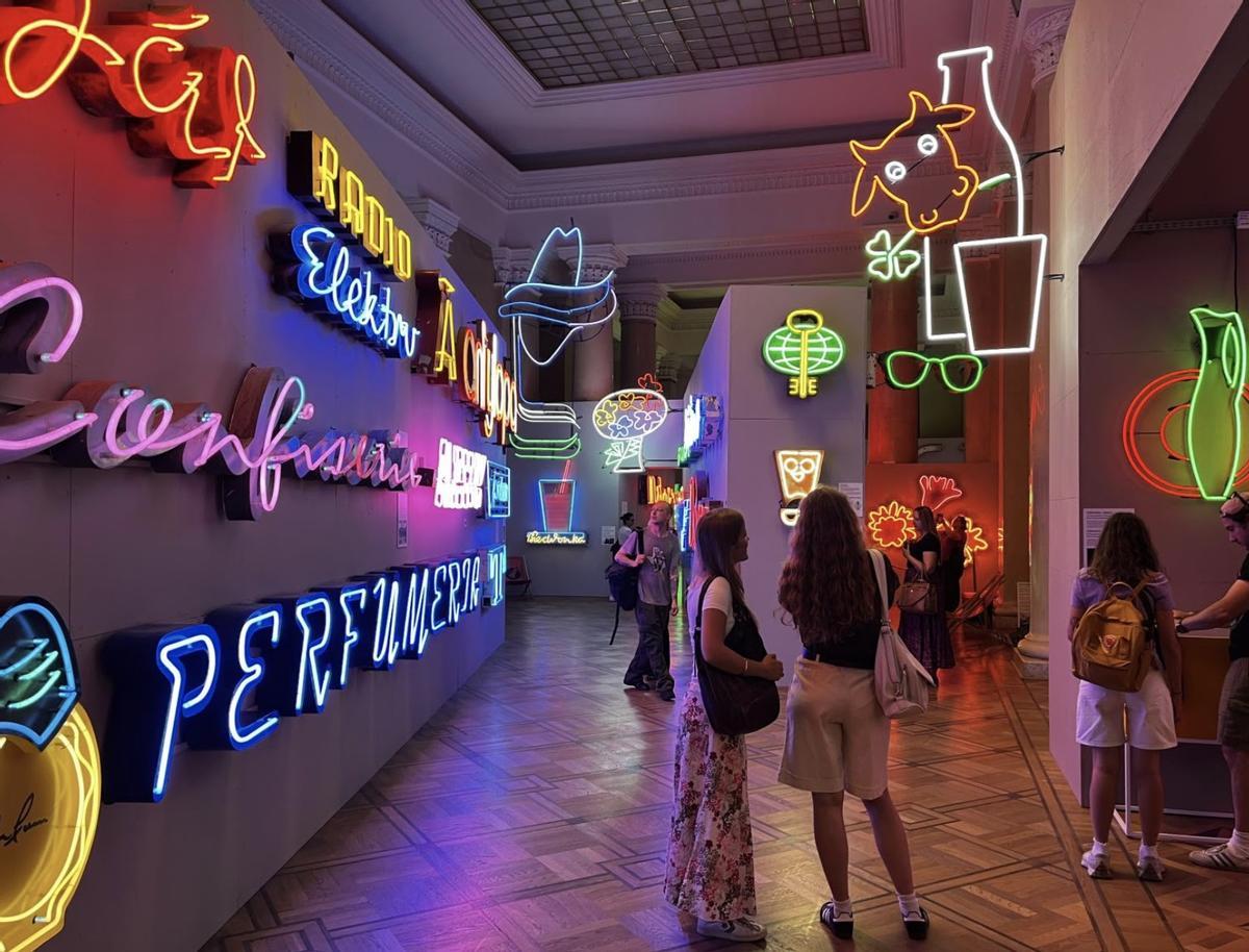 Una sala del Neon Muzeum de Varsovia, que atesora los rótulos de la Guerra Fría tras el Telón de Acero.