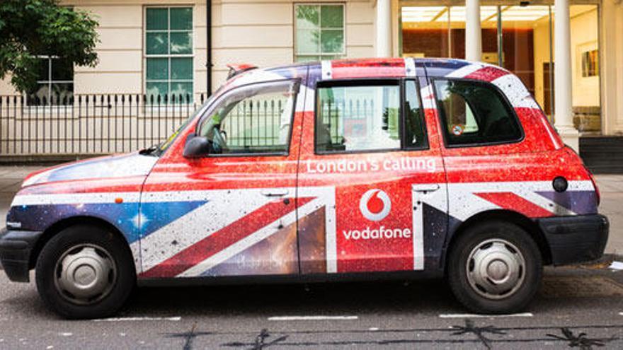 Clásico taxi londinense con publicidad de la compañía
