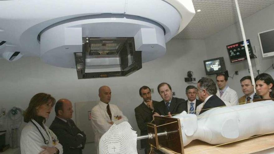 Inauguración oficial del acelerador lineal del Hospital Provincial, en el año 2005.
