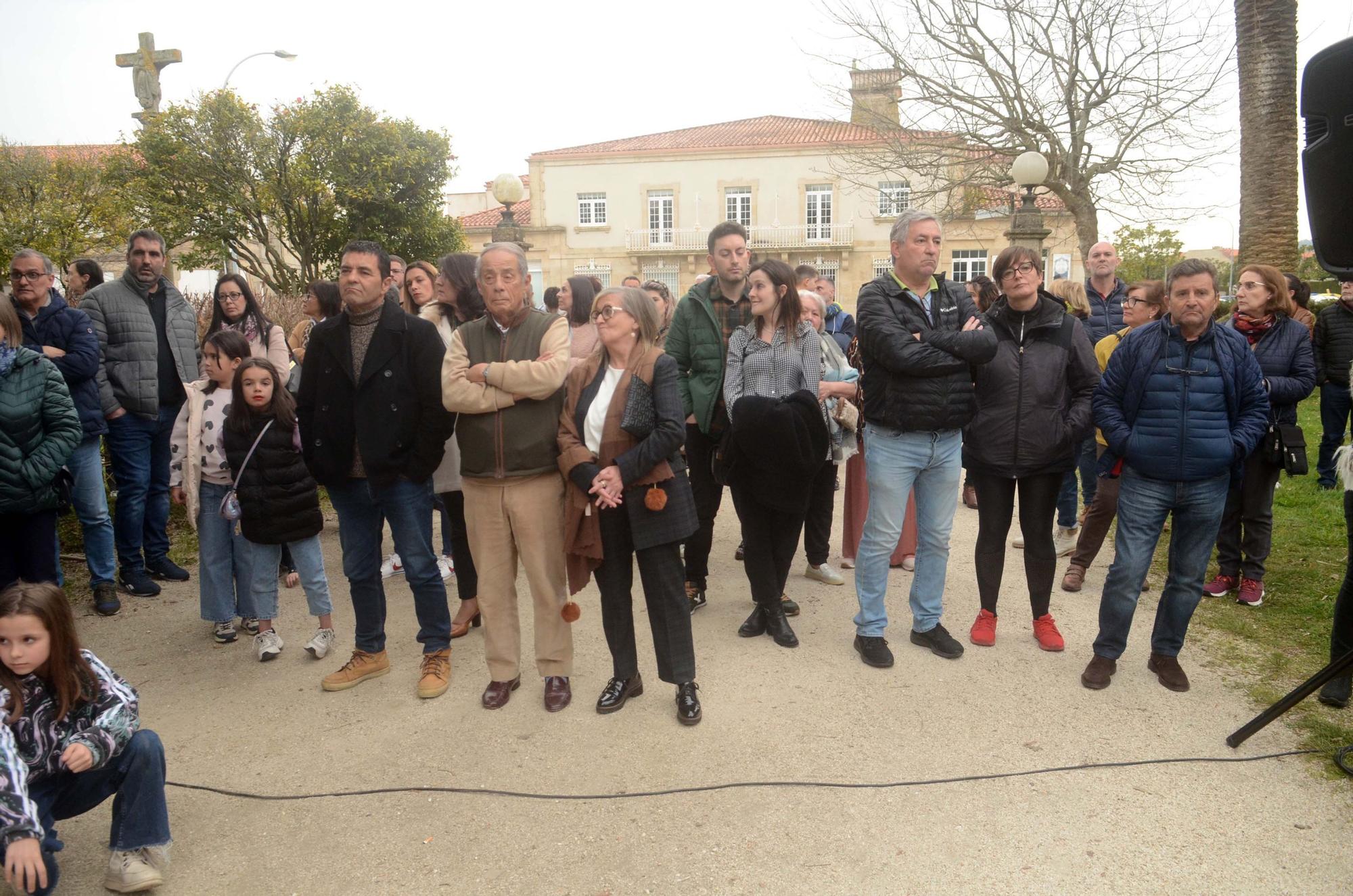 Así fue la inauguración de la escultura que recuerda al burro que descubrió las aguas termales de A Toxa.