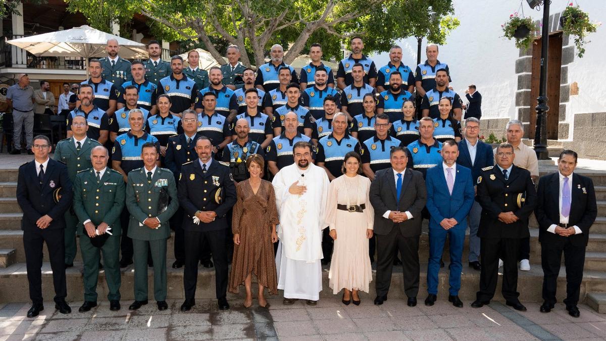 Mogán condecora a dos policías locales por 35 años de servicio, incorpora a cinco nuevos oficiales en prácticas y rinde homenaje a los jubilados