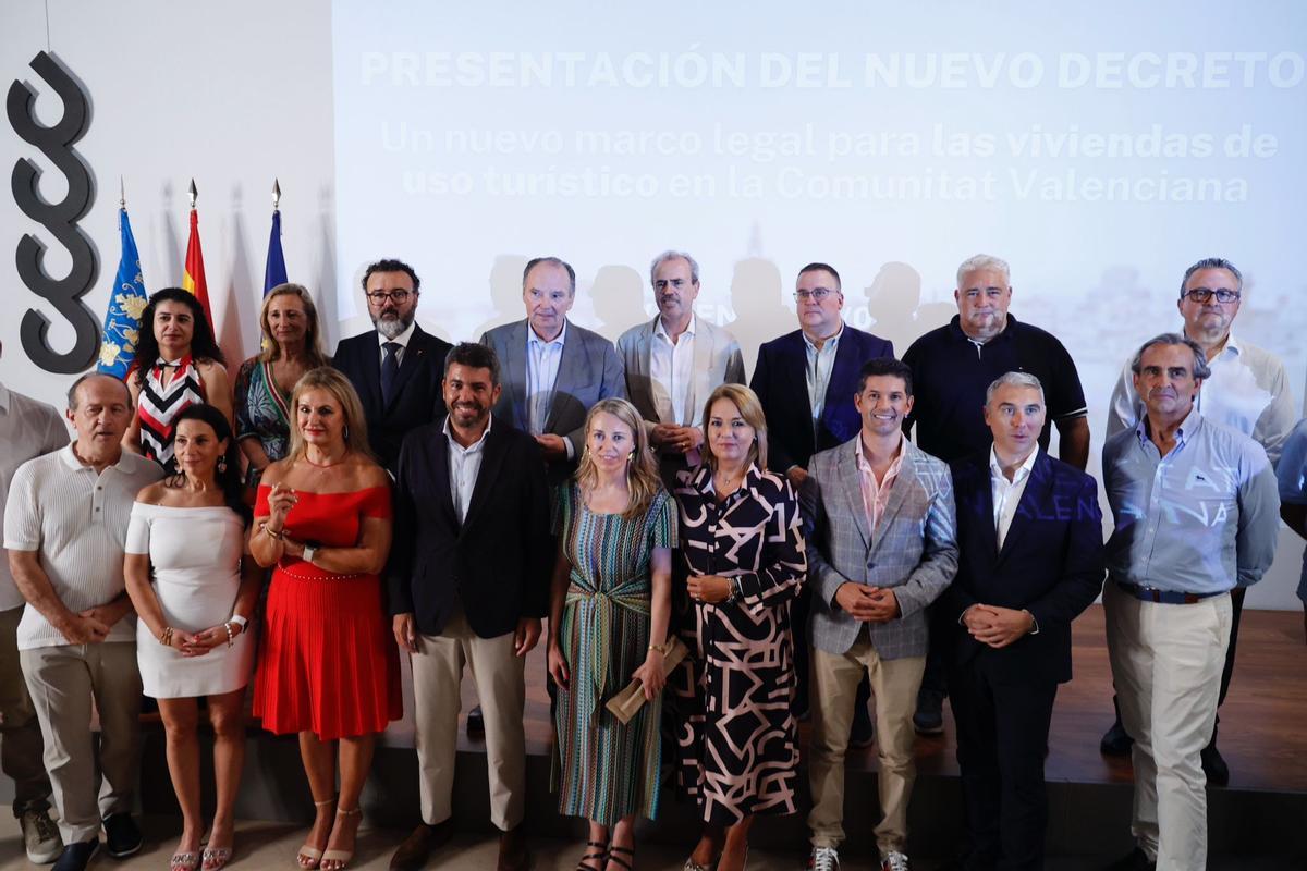 Mazón, la consellera Montes y la vicepresidenta y consellera de Vivienda, Susana Camarero, con los representantes de las entidades con las que se ha consensuado el nuevo decreto ley.