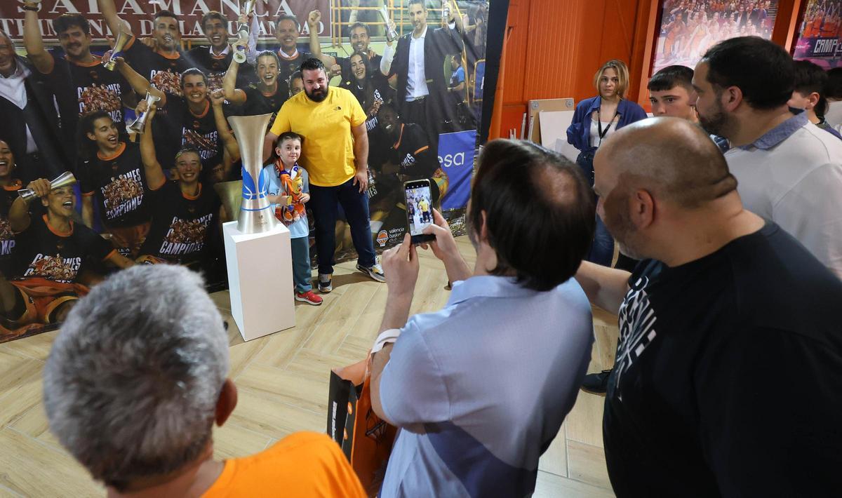 El trofeo de la Liga ya está en la Fonteta
