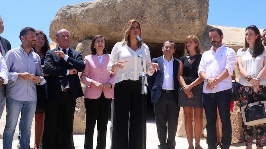 La presidenta de la Junta, Susana Díaz, comparece justo en la entrada del dolmen de Menga.