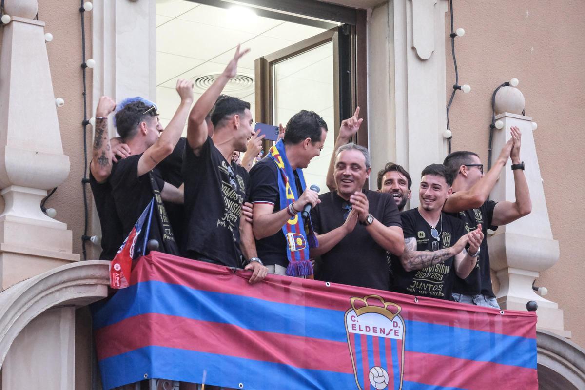 Pascual Pérez, en el balcón del Ayuntamiento junto al alcalde de Elda Rubén Alfaro, en los festejos del ascenso a Segunda División.