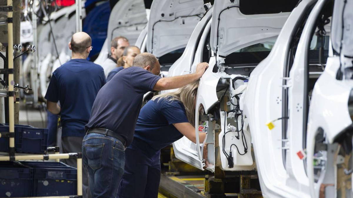 Trabajadores de la planta automovilística de Stellantis en Figueruelas. | JAIME GALINDO