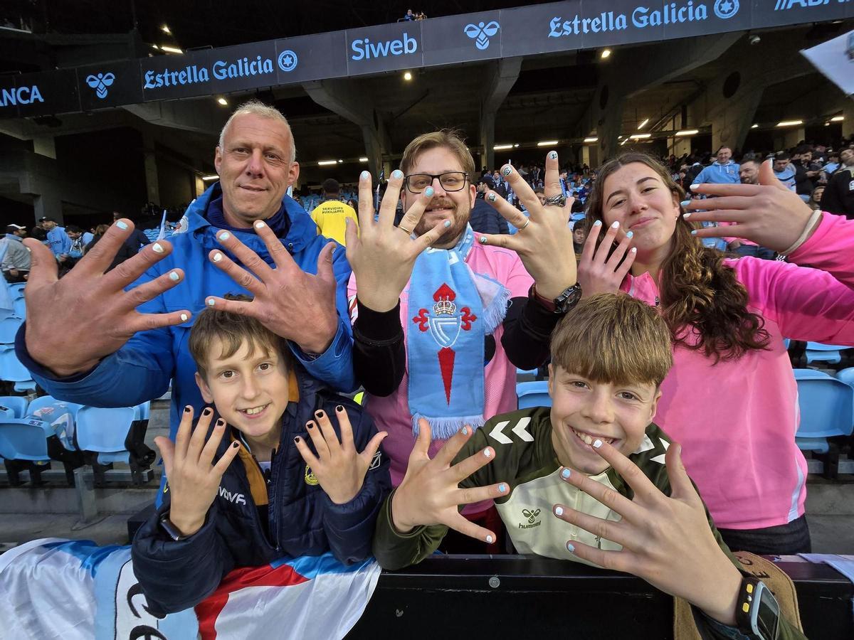 Aficionados del Celta con las uñas pintadas en Balaidos como muestra de apoyo a Borja Iglesias