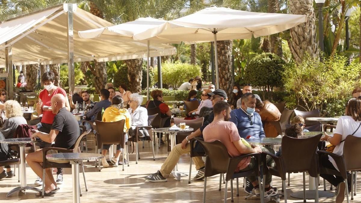 Personas en una terrazas de un local de hostelería, en Alicante