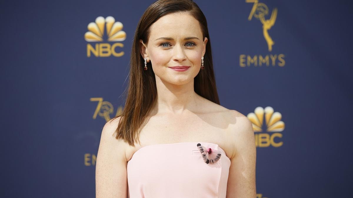 Alexis Bledel lleva el Delpozo más dulce a la alfombra de los Emmy