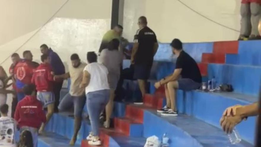 Pelea en un terrero de Fuerteventura: un luchador juvenil &#039;salta&#039; a la grada para encararse con un aficionado