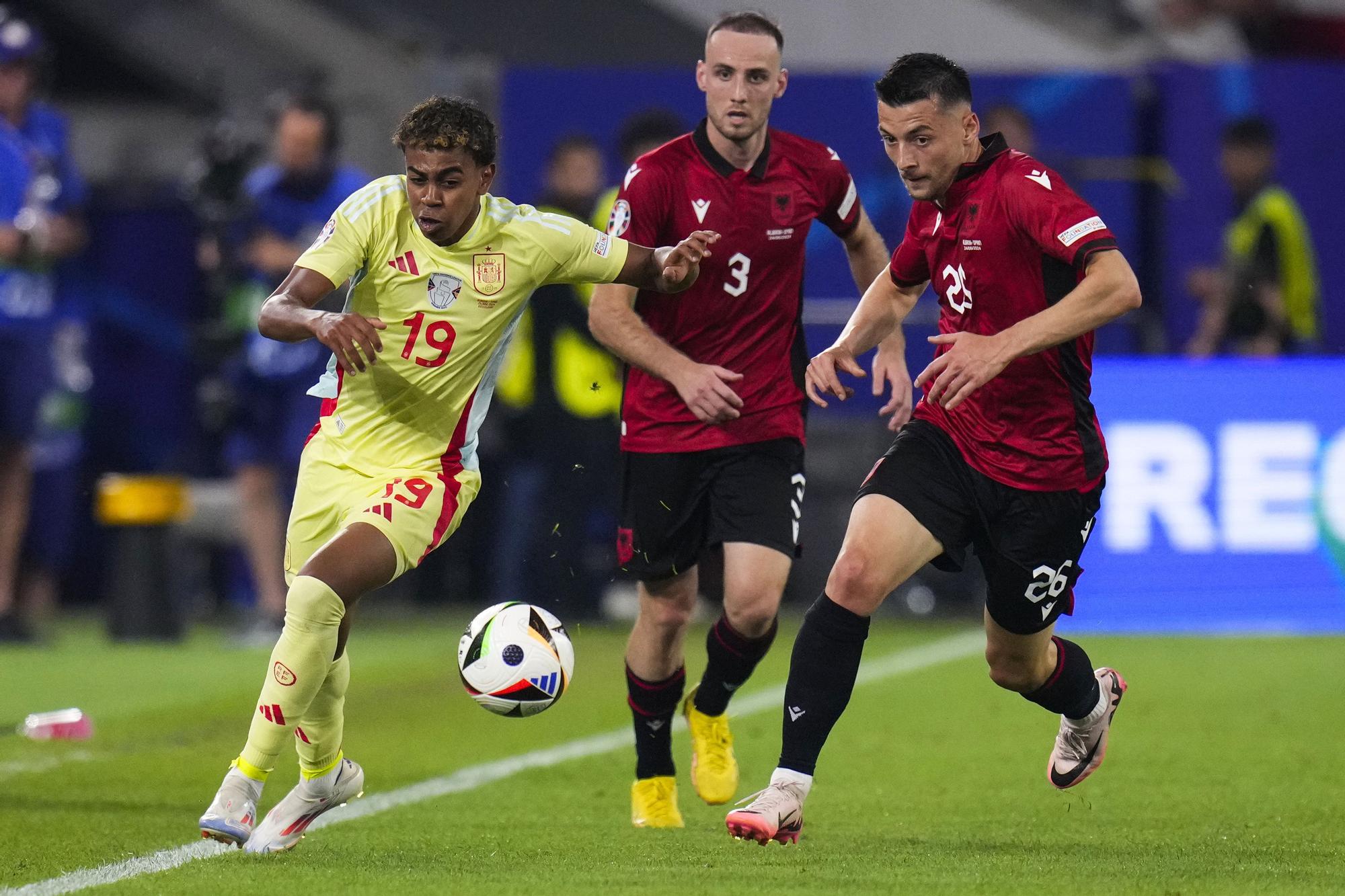 Spain's Lamine Yamal, left, vies for the ball with Albania's Arber Hoxha during a Group B match between Albania and Spain at the Euro 2024 soccer tournament in Duesseldorf, Germany, Monday, June 24, 2024. Spain won 1-0. (AP Photo/Manu Fernandez) / EDITORIAL USE ONLY / ONLY ITALY AND SPAIN