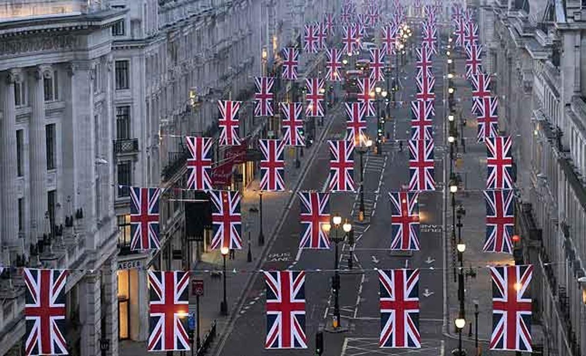 Banderes del Regne Unit pengen al llarg de Regent Street a Londres, com a part de la celebració de l’imminent casament reial entre el príncep Guillem i Kate Middleton.