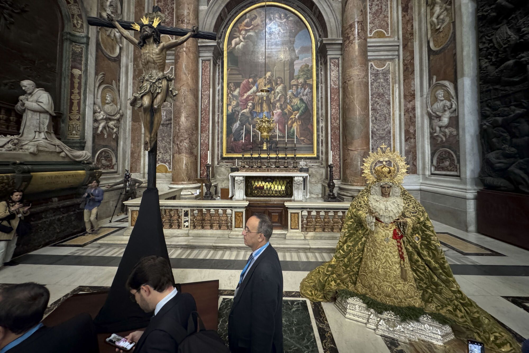 La Virgen de la Esperanza y el Cachorro, al culto en la basílica de San Pedro del Vaticano