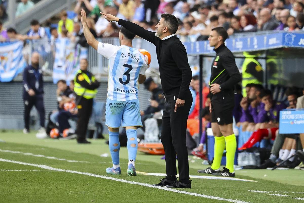 Iván Ania da indicaciones a sus futbolistas durante la cita en La Rosaleda.