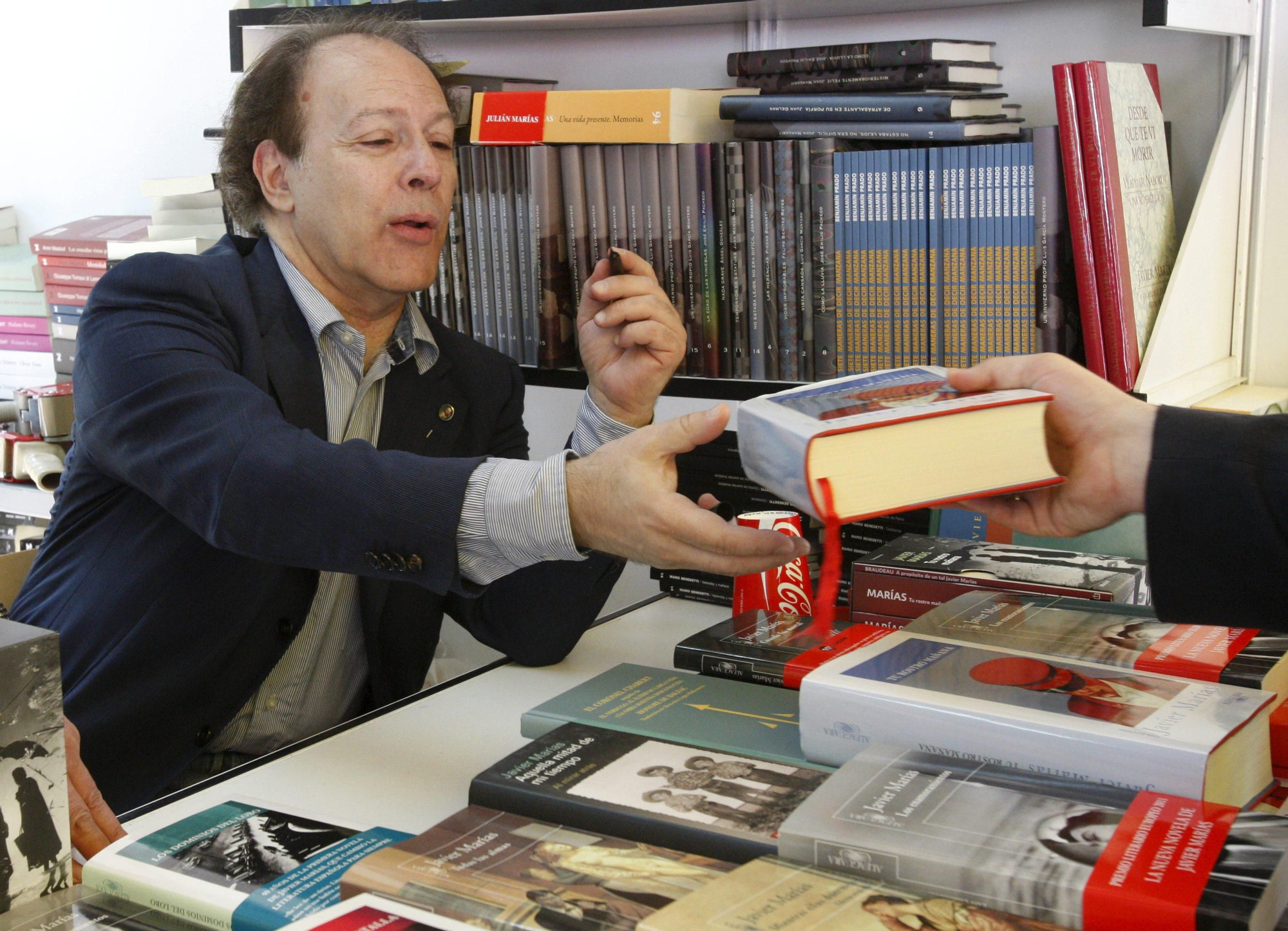 Javier Marías, en una de sus visitas a la Feria del Libro de Madrid