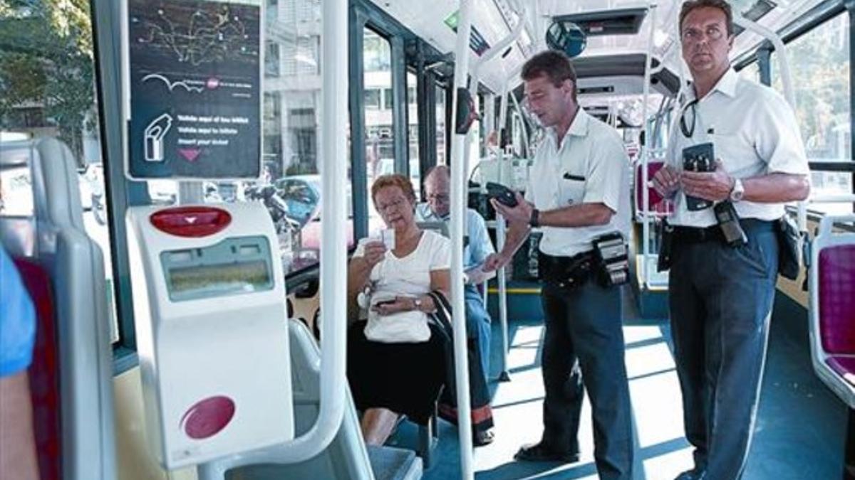 Dos revisores en la línea 33 del autobús, entre las ramblas de Guipúscoa y Prim, ayer por la mañana.