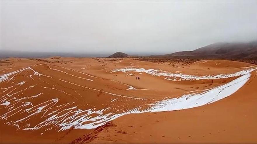 La nieve tiñe de blanco el Sahara