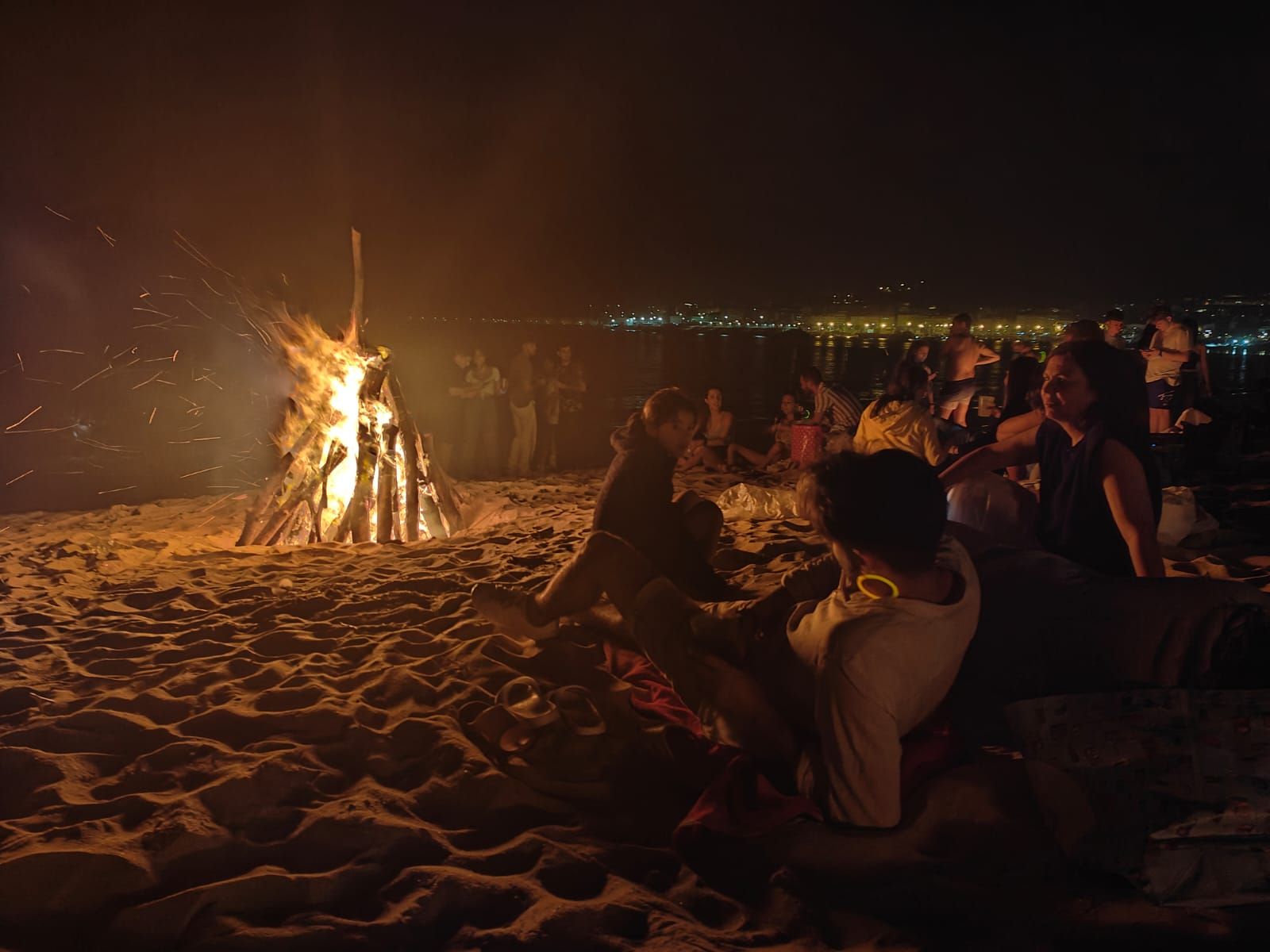 La noche de San Xoán en las playas de Rodeira y Vilariño, en Cangas