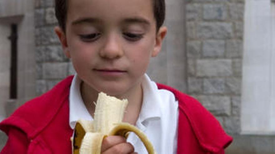 Nicolás, un ovetense de 3 años, comprobando que el plátano no muerde.