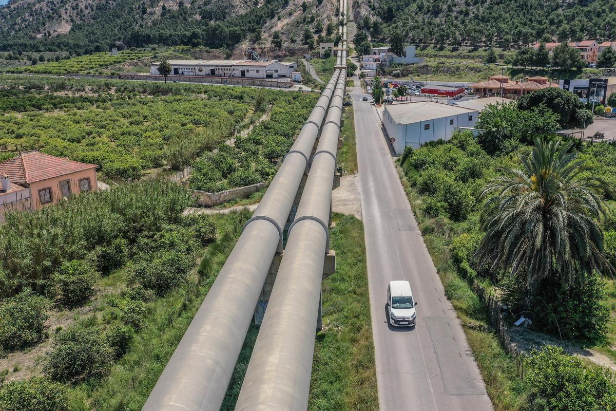 El sifón del trasvase que transporta agua desde el partidor de Fortuna (Murcia) al Cabezo de Hurchillo y La Pedrera a través de la huerta tradicional de Orihuela