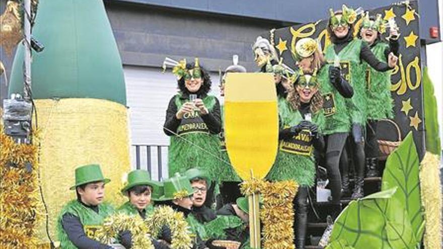 Desfile de dibujos, música y cava