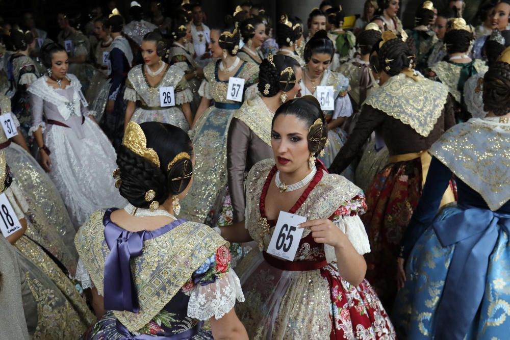 Las aspirantes a fallera mayor conocen el Salón de Cristal