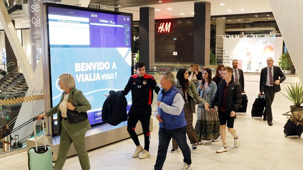 Pasajeros de tren, a sú llegada a la estación de Urzáiz