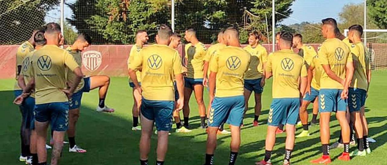 Los jugadores de la UD hacen un corro en el entrenamiento de ayer por la tarde en el campo O Ceao de Lugo. | | LP/DLP