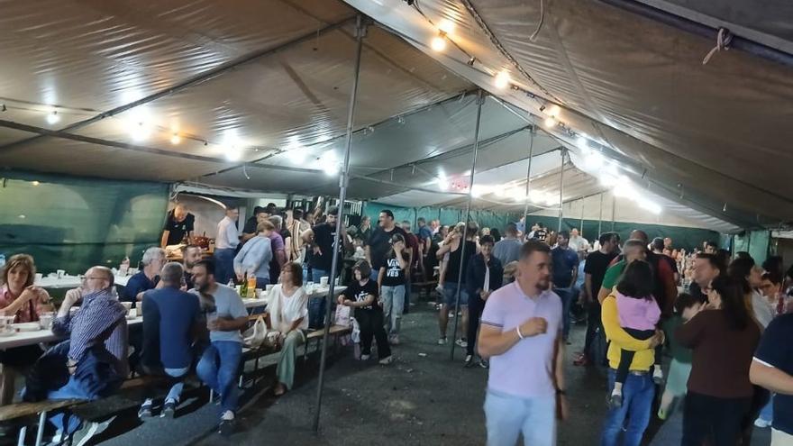 Porco á brasa para 360 personas en Guimarei