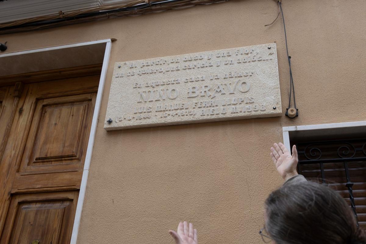 Un vecino señala la placa en recuerdo de Nino Bravo que sí permanece en la casa natal del cantante.