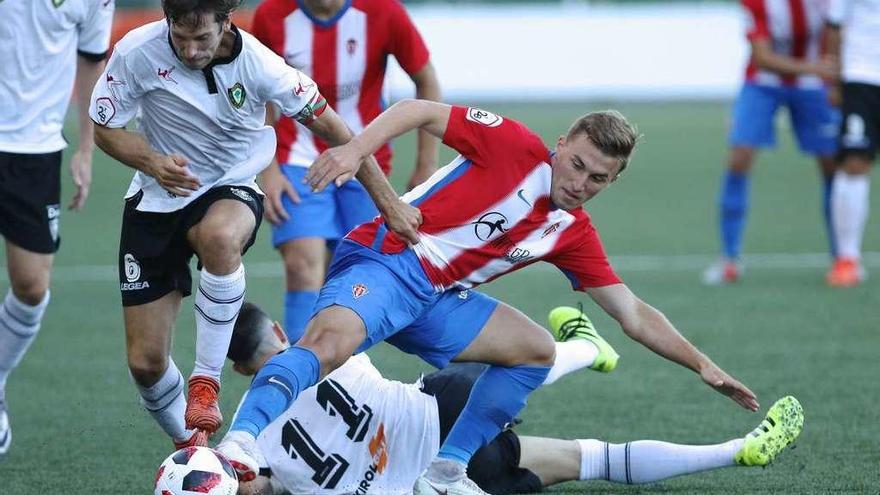 Bogdan Milovanov disputa el balón a Lander, del Gernika, en un momento del encuentro de ayer.