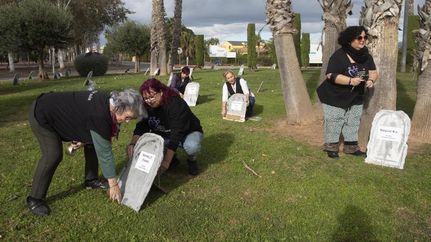 &quot;Amigas Supervivientes&quot; visibilizan a las mujeres asesinadas, en las rotondas de Canet y Sagunt