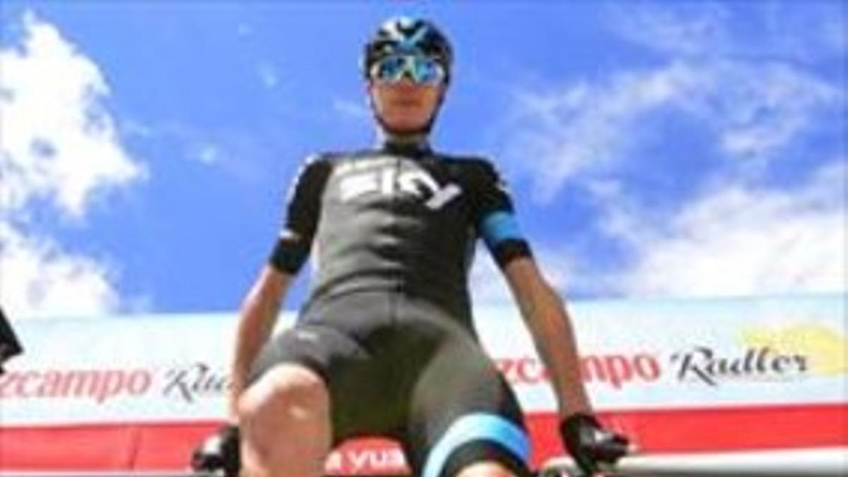 Froome baja las escaleras tras pasar por el control de firmas de una de las etapas de esta Vuelta.