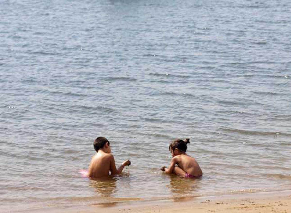 Dos niños en la ría, en la playa de San Balandrán este verano.