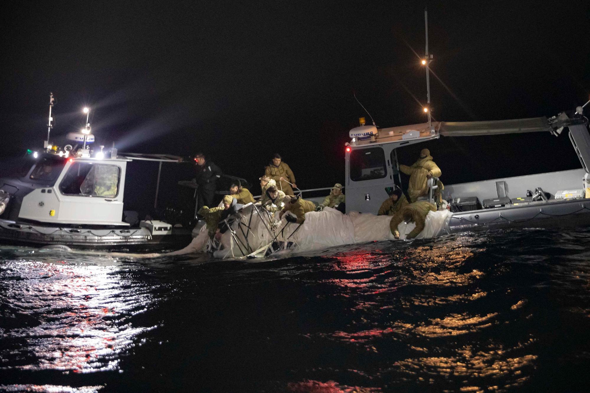 Marineros americanos recogen un globo de vigilancia chino frente a la costa de Myrtle Beach, Carolina del Sur, en el océano Atlántico el 5 de febrero