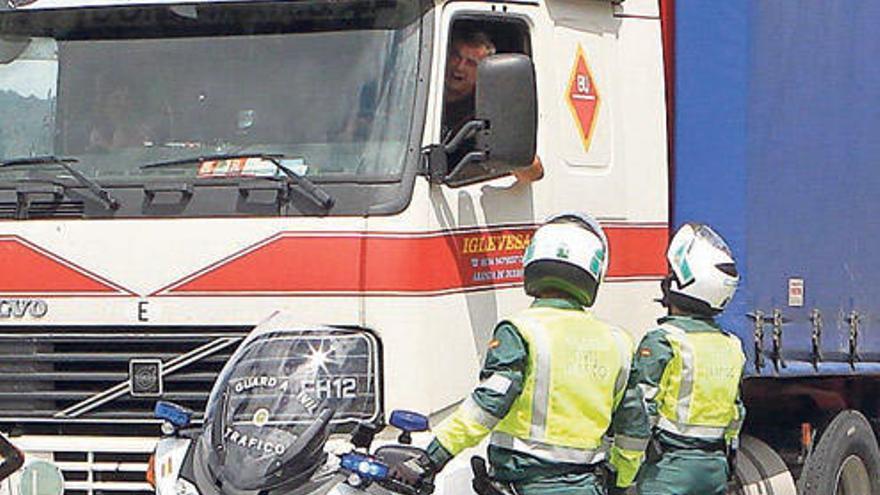 Un control de la Guardia Civil de O Barco.  // Jesús Regal