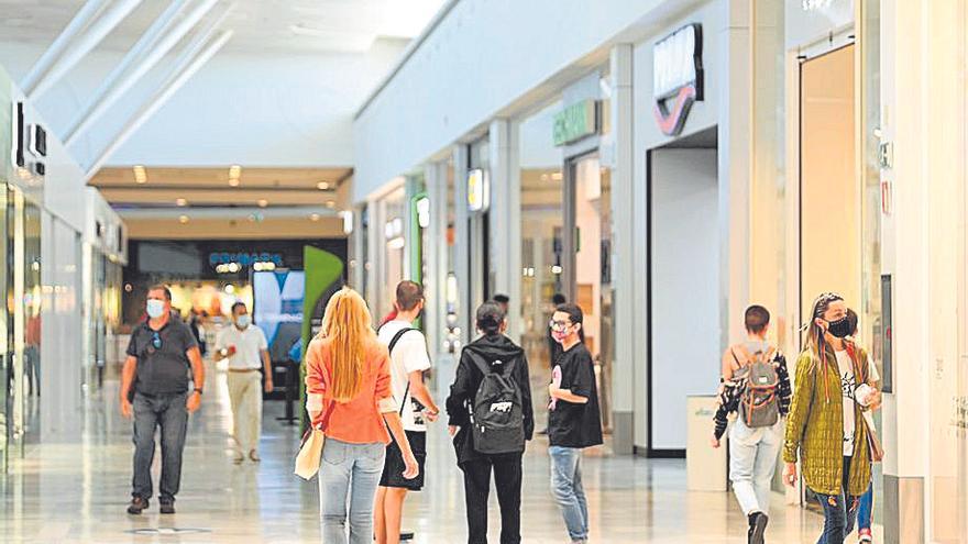 Usuarios en el interior del centro comercial El Faro, en Badajoz.