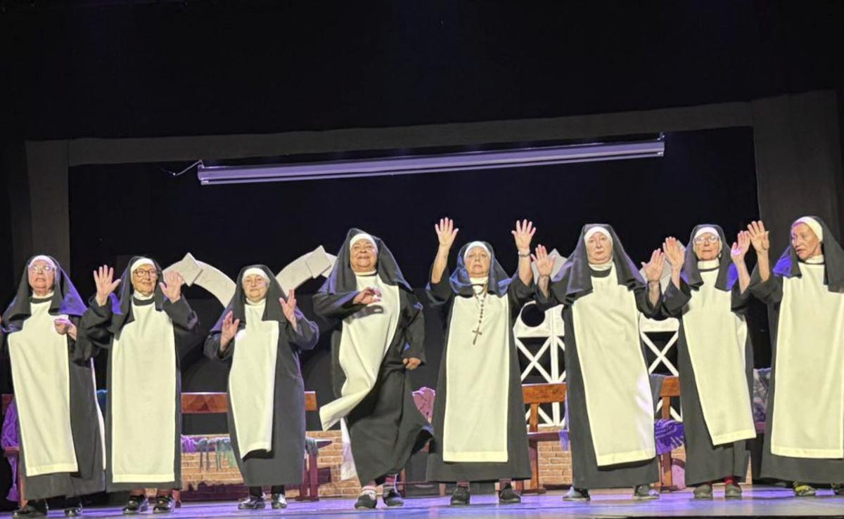 Las monjas, en un momento de su divertida interpretación. | M. VELASCO