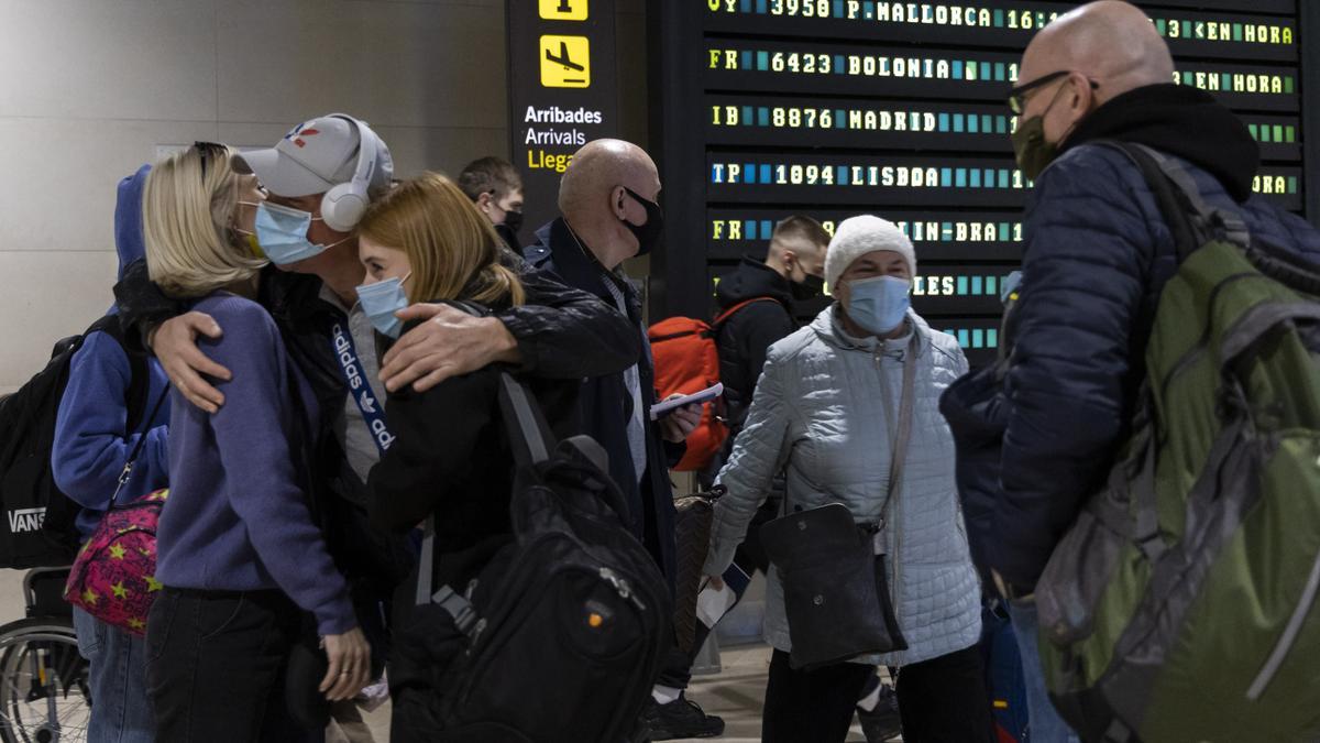 Llegada de ucranianos al aeropuerto de València.