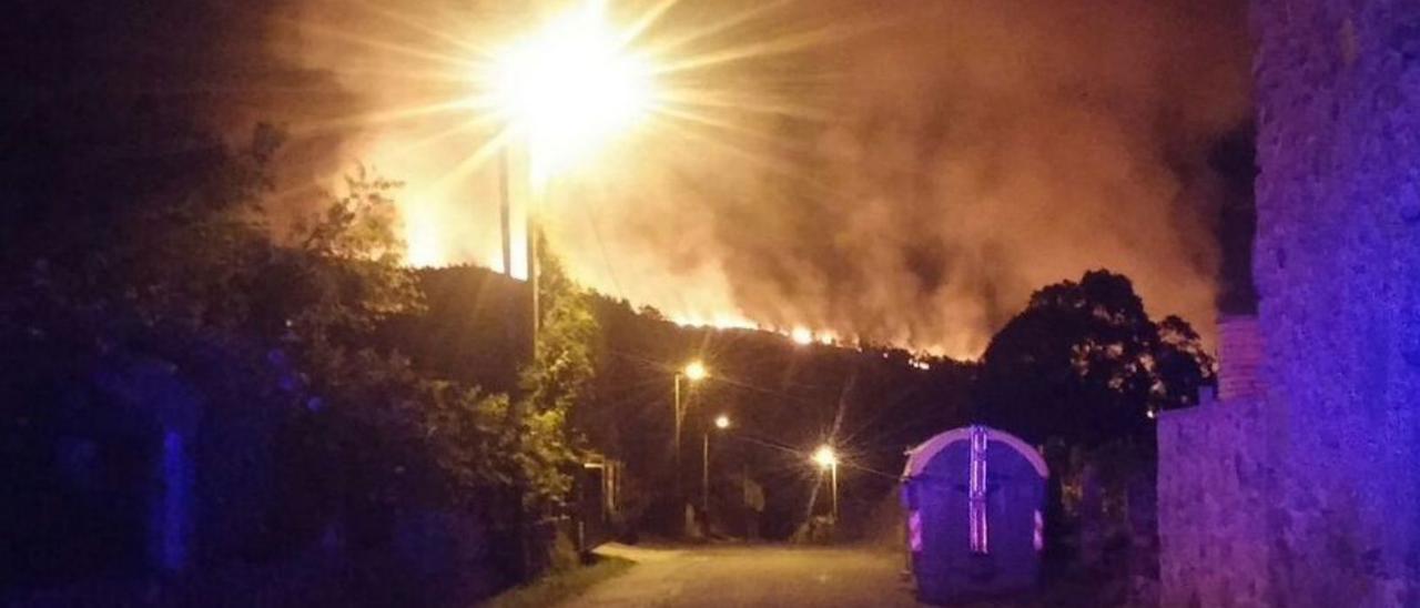 Incendio forestal en Domaio en septiembre de 2016. |   // SANTOS ÁLVAREZ