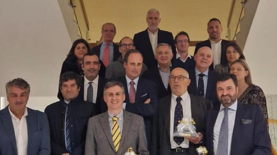 Los premiados, con el presidente de la Autoridad Portuaria de Vigo.