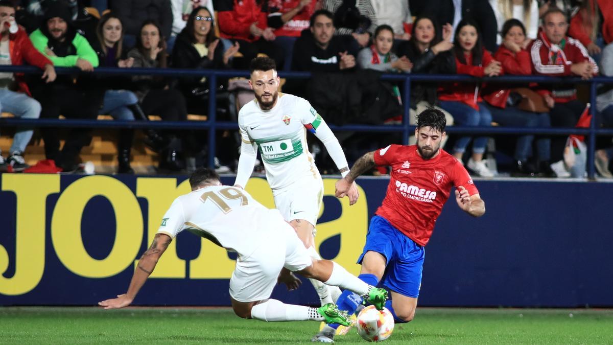 Ponce cae ante un defensor de L&#039;Alcora, con Josan mirando