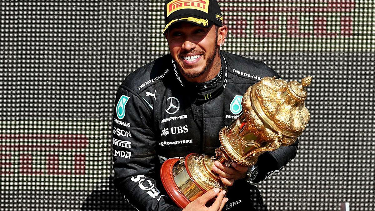 Hamilton abraza el trofeo tras haber conquistado el Gran Premio de Gran Bretaña. // EFE